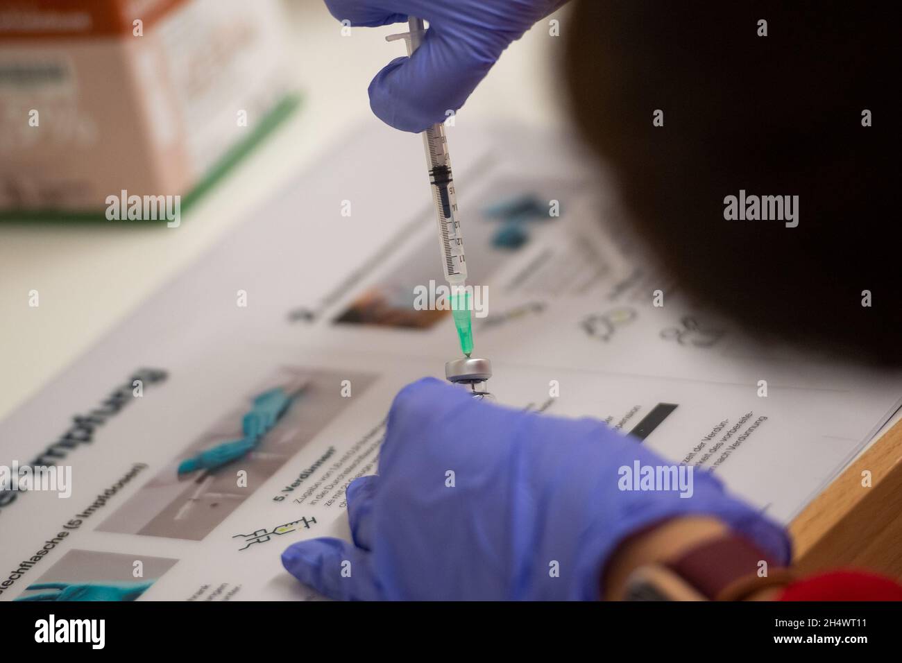 Hebertshausen, Allemagne.04e novembre 2021.Un assistant de médecin tire le vaccin de Biontech/Pfizer dans un conseil au centre communautaire d'Ampermoching.Crédit : Lennart Preiss/dpa/Alay Live News Banque D'Images