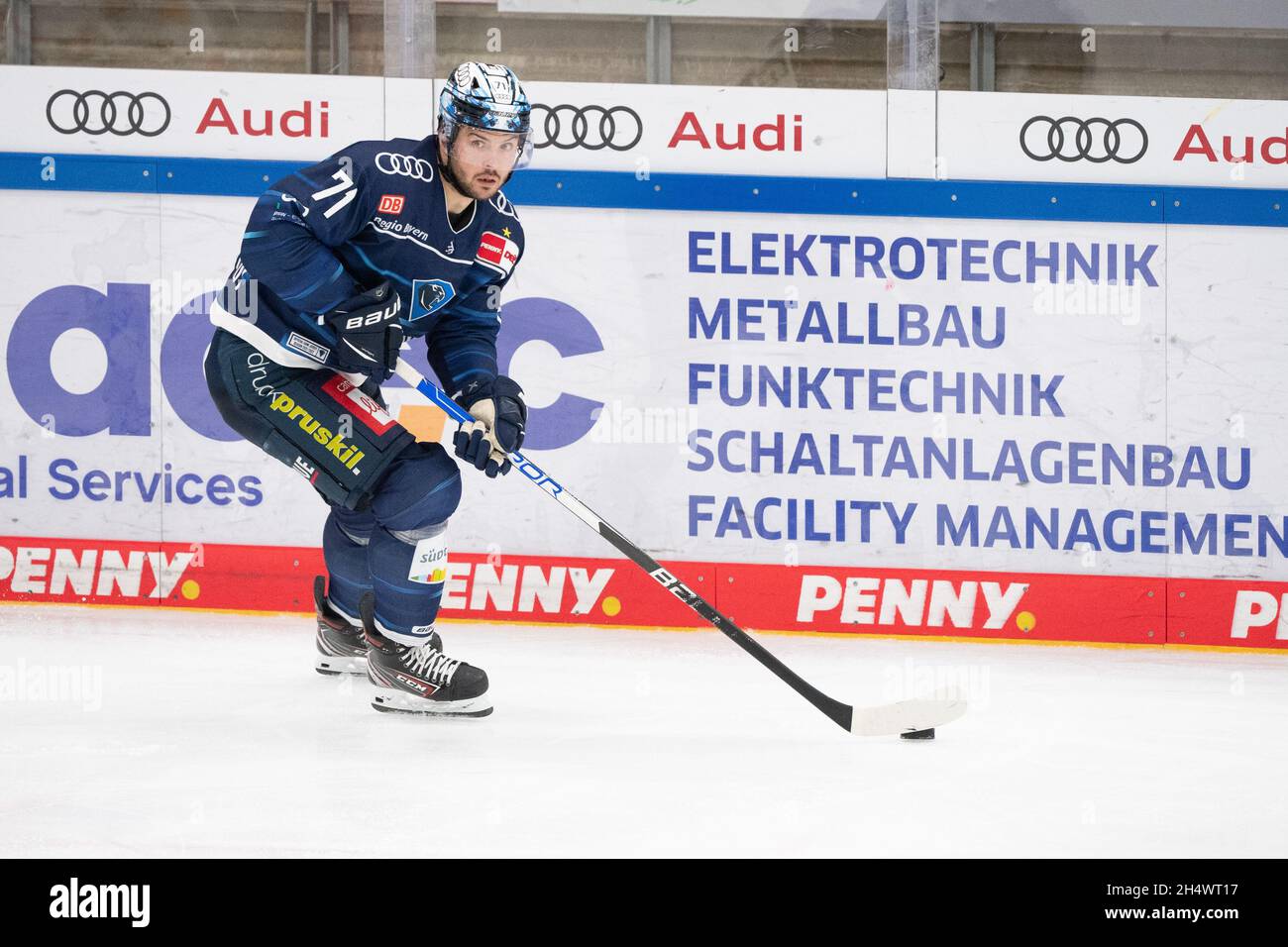 Ingolstadt, Allemagne.02 novembre 2021.Hockey sur glace: DEL, ERC Ingolstadt - Augsburger Panther, Hauptrunde, Matchday 19, Saturn Arena.Justin Feser d'Ingolstadt joue le palet.Credit: Matthias balk/dpa/Alay Live News Banque D'Images