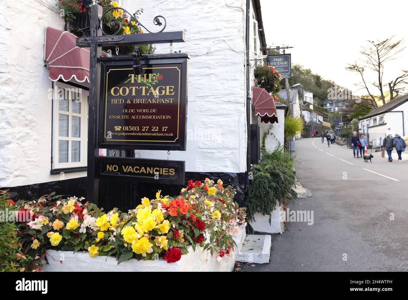 Bed and Breakfast UK - B&B Cottage avec le panneau « Full », « No Vacances » en raison des tarifs élevés au Royaume-Uni, Polperro, Cornwall Royaume-Uni Banque D'Images