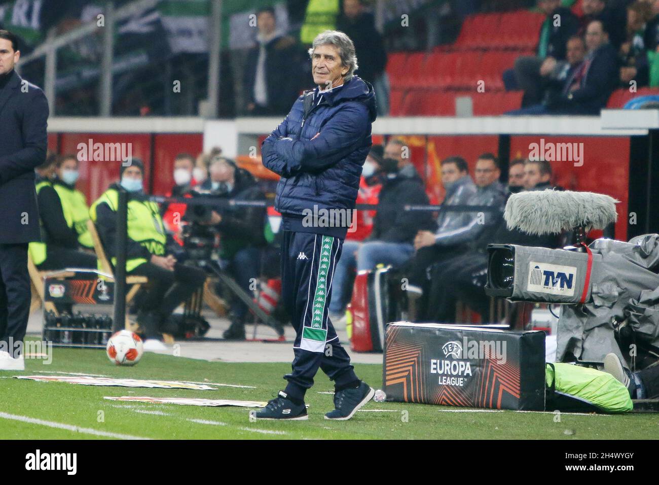 L'entraîneur Manuel Pellegrini de Real Betis Balompie lors du match de football du Groupe G de l'UEFA Europa League entre Bayer Leverkusen et Real Betis Balompie le 4 novembre 2021 à BayArena à Leverkusen, Allemagne - photo: Laurent Lairys/DPPI/LiveMedia Banque D'Images