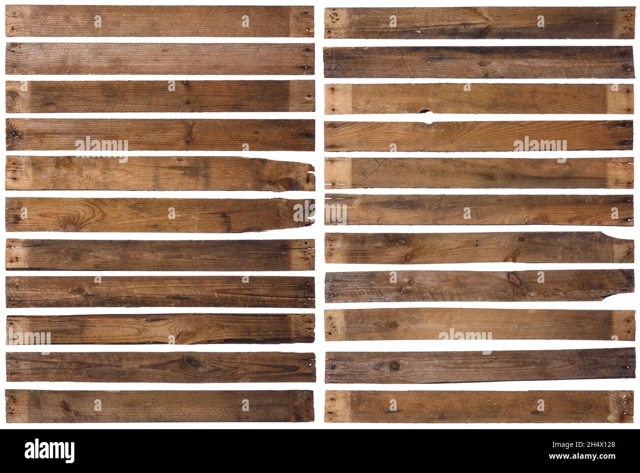 Anciennes planches en bois isolées sur fond blanc.Ensemble de 22 long bois rustiques et abîmé avec clous rouillés, pointu et très détaillé. Banque D'Images