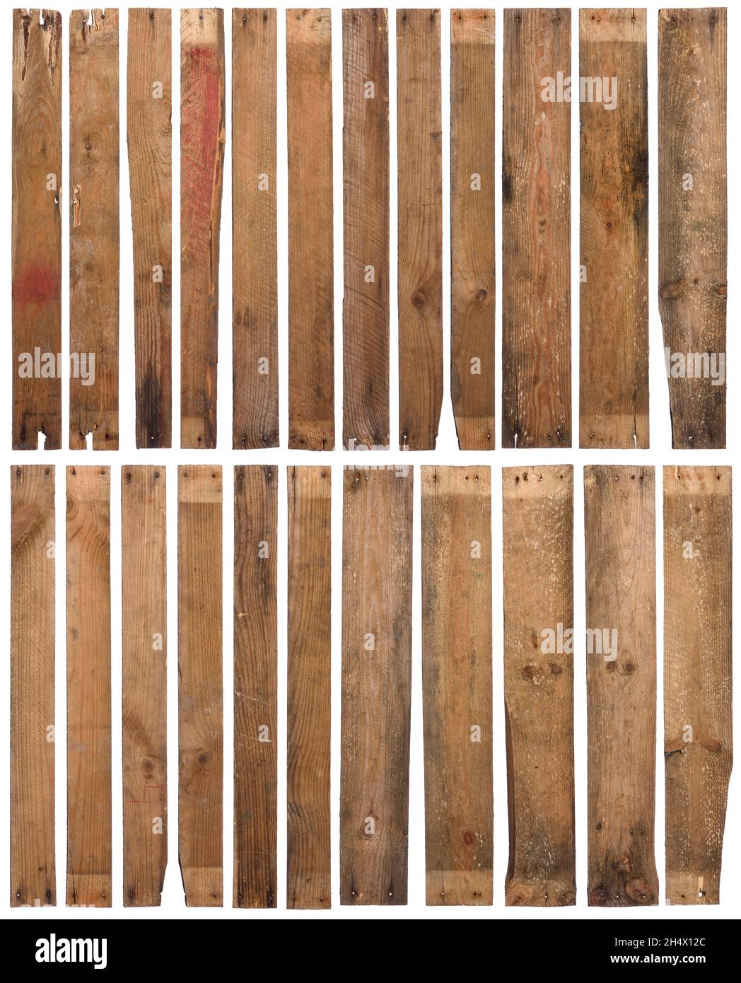 Anciennes planches en bois isolées sur fond blanc.Ensemble de 23 bois rustiques rugueux et abîmé avec clous rouillés, pointu et très détaillé. Banque D'Images