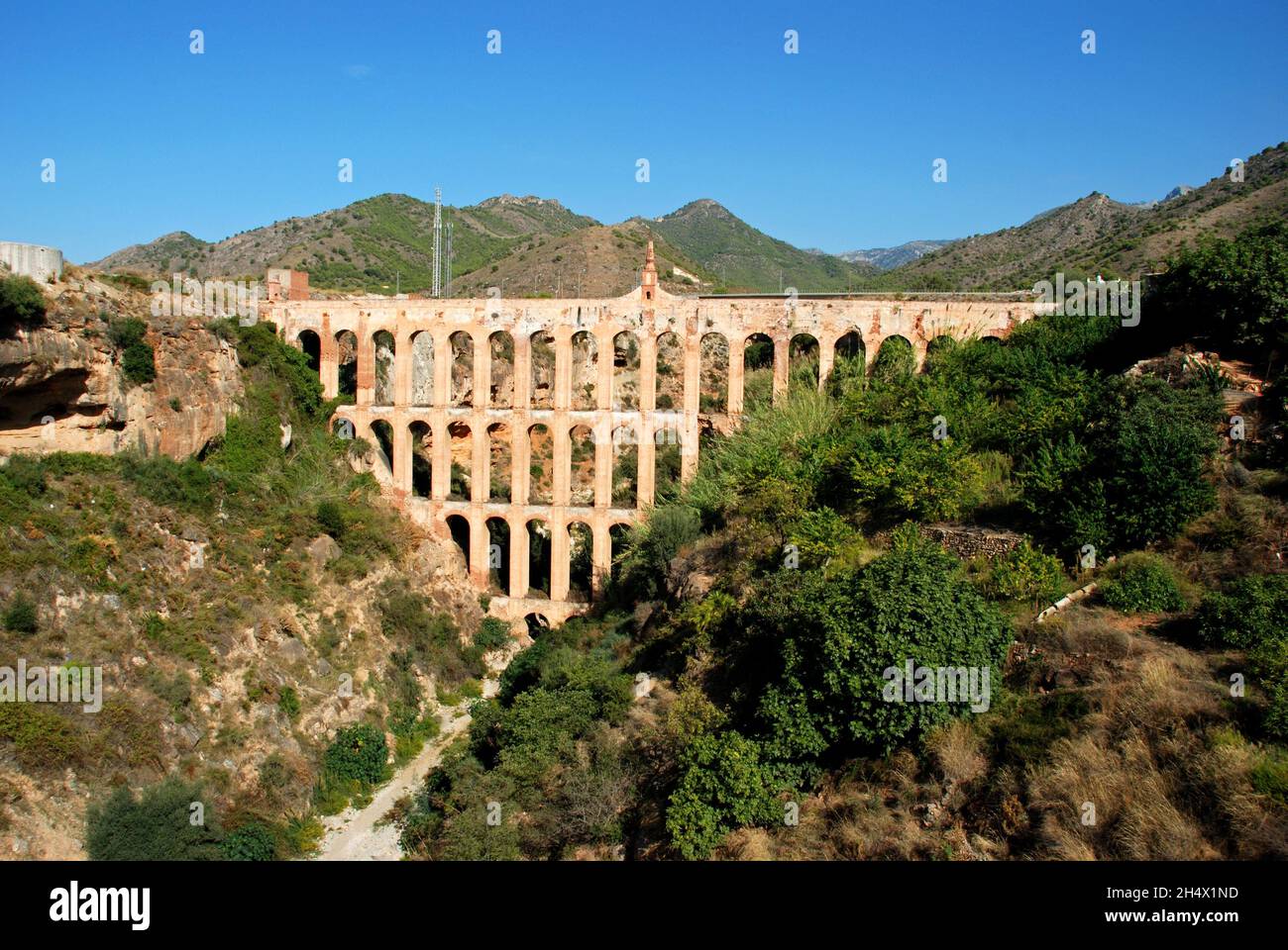 Vue sur l'aqueduc d'Aguila construit en 1880, Nerja, province de Malaga, Andalousie, Espagne,Europe Banque D'Images