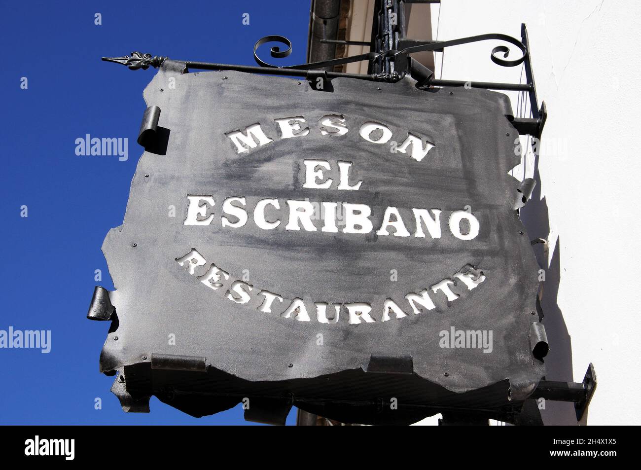 Panneau de restaurant El Escribano en métal rustique contre un ciel bleu, Antequera, province de Malaga, Andalousie, Espagne. Banque D'Images