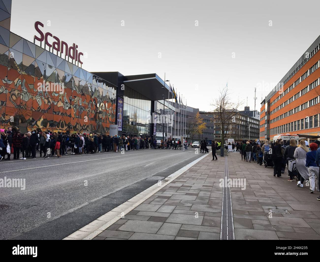 Comic con 2021 visiteurs dans des files d'attente à trois voies à l'extérieur de l'hôtel Scandic où l'événement COMIC CON nordique a lieu le 5-7 novembre 2021.Suède Banque D'Images