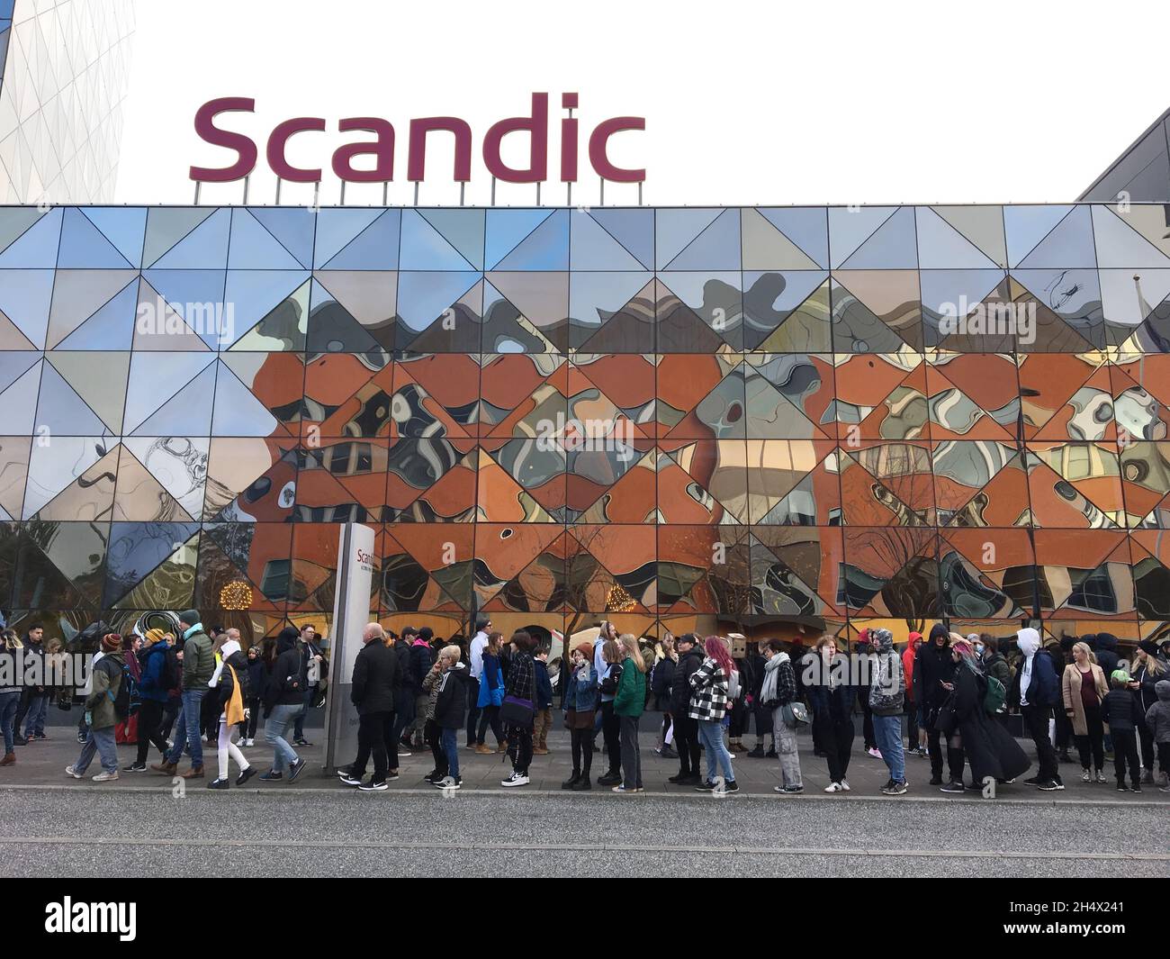 Des foules font la queue devant l'hôtel Scandic où l'événement de la Nordic COMIC CON (Convention BD) a lieu le 5-7 novembre 2021. Banque D'Images