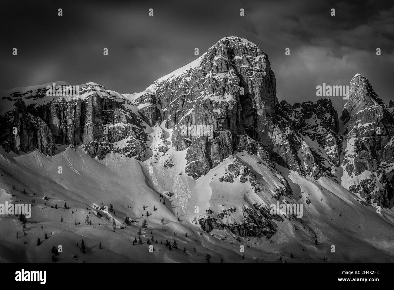 Vue en noir et blanc du côté sud enneigé des pics de dolomite de Rocchette Banque D'Images