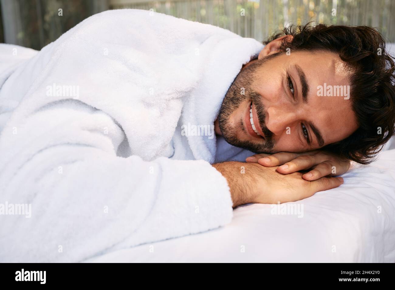 Beau homme en train de se reposer au centre de bien-être.Spa pour hommes, concept Banque D'Images