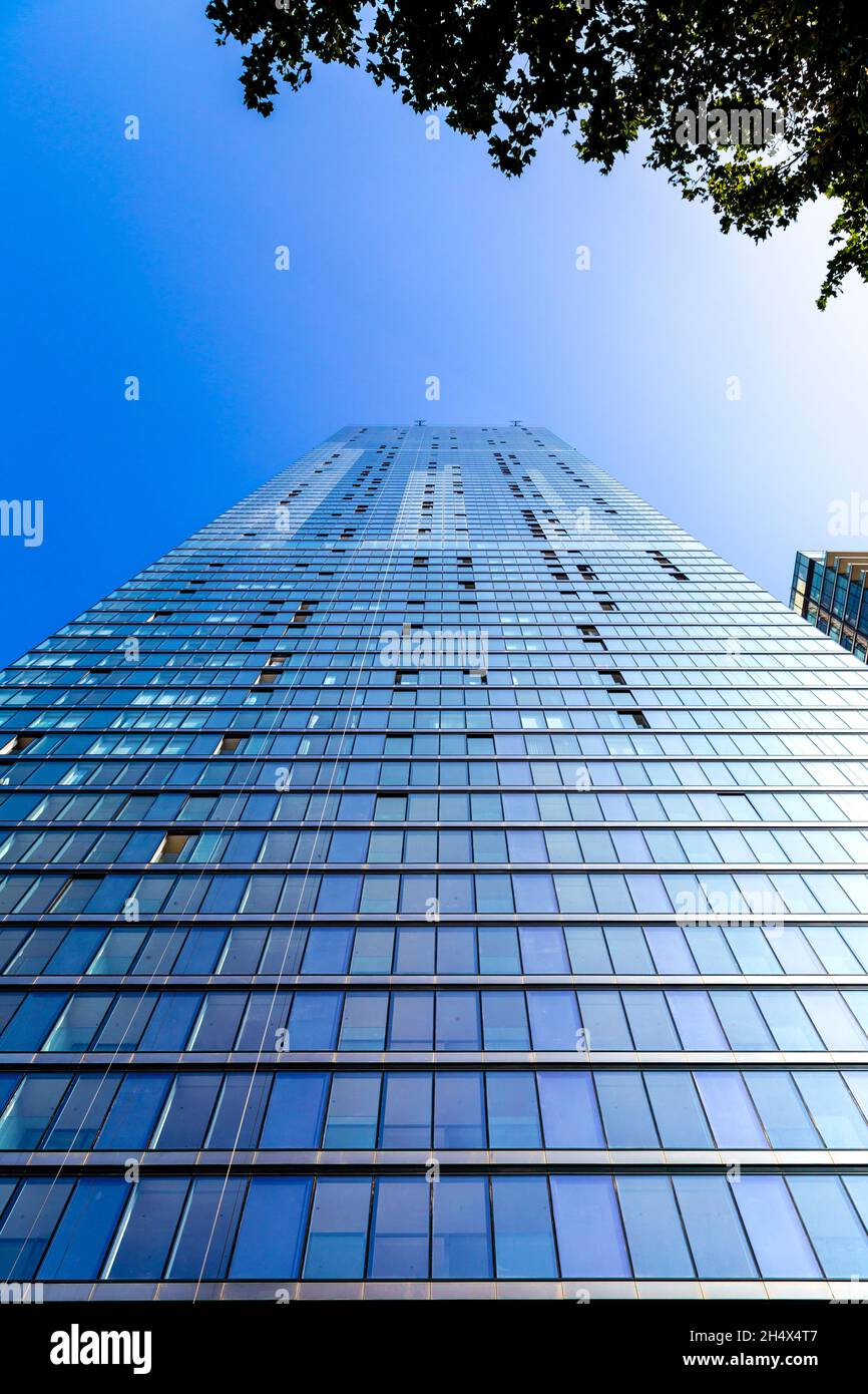 Façade en verre du gratte-ciel résidentiel Landmark Pinnacle à CanaryWharf, Londres, Royaume-Uni Banque D'Images