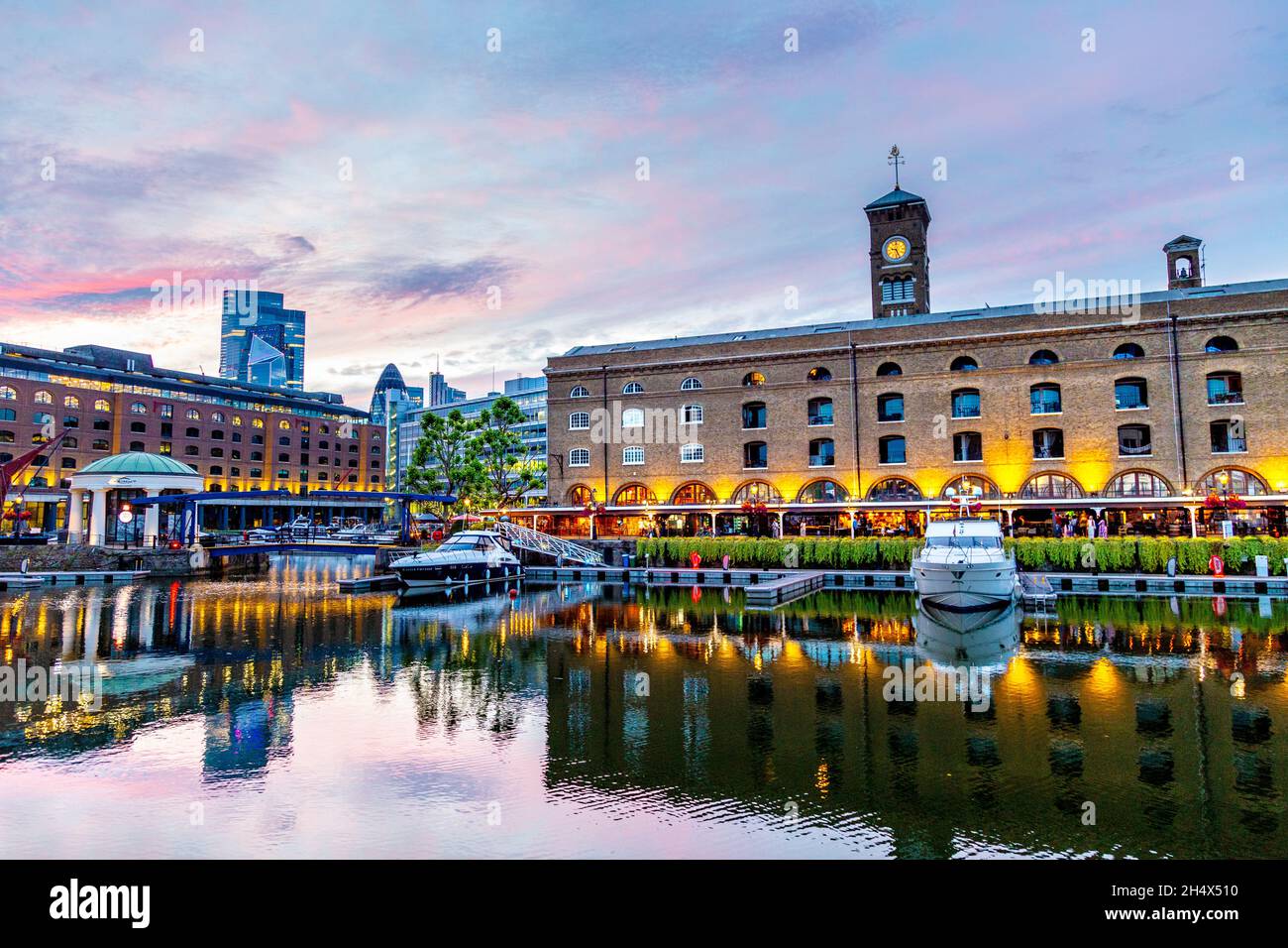 Marina entourée d'entrepôts reconvertis le soir, St Katharine Docks, Londres, Royaume-Uni Banque D'Images