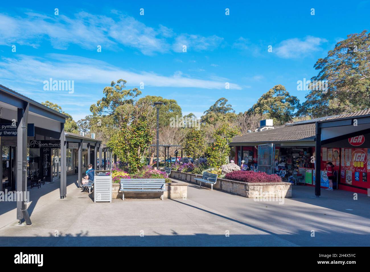 Philip Mall, situé à West Pymble, Sydney, est un ensemble de détaillants indépendants dans une zone divisée par des lits de jardin surélevés et entourée de maisons et de gommiers Banque D'Images