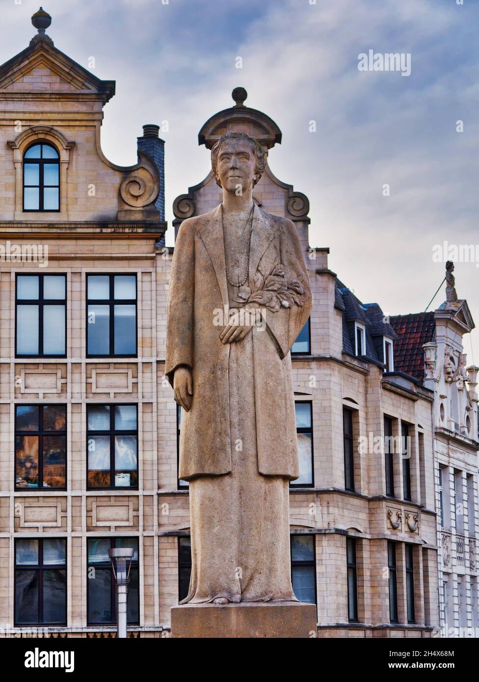 Gros plan de la statue de la reine Elisabeth de Belgique au Mont des Arts de Bruxelles Banque D'Images
