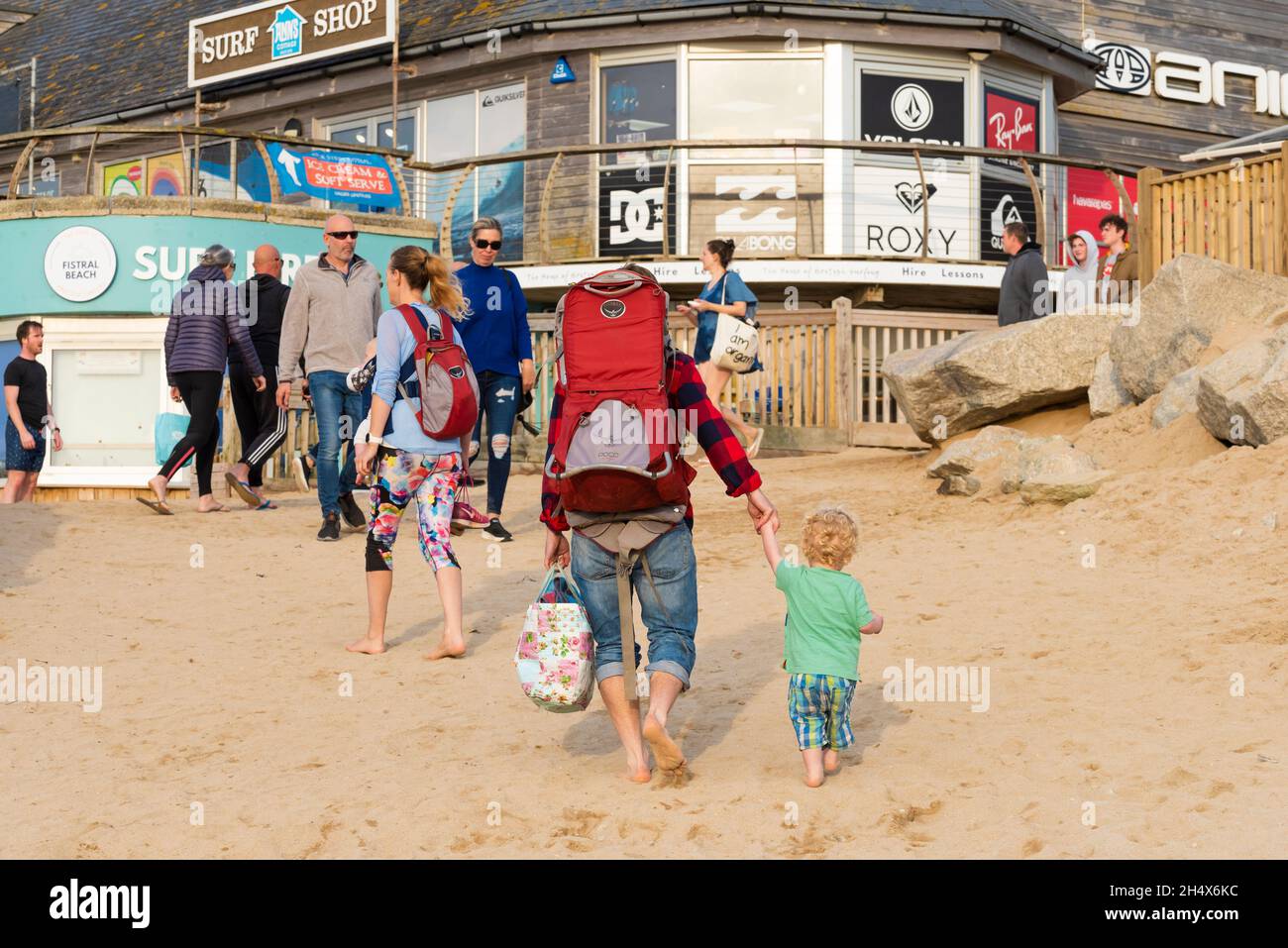 Les vacanciers à la plage de Fistral à Newquay en Cornouailles. Banque D'Images