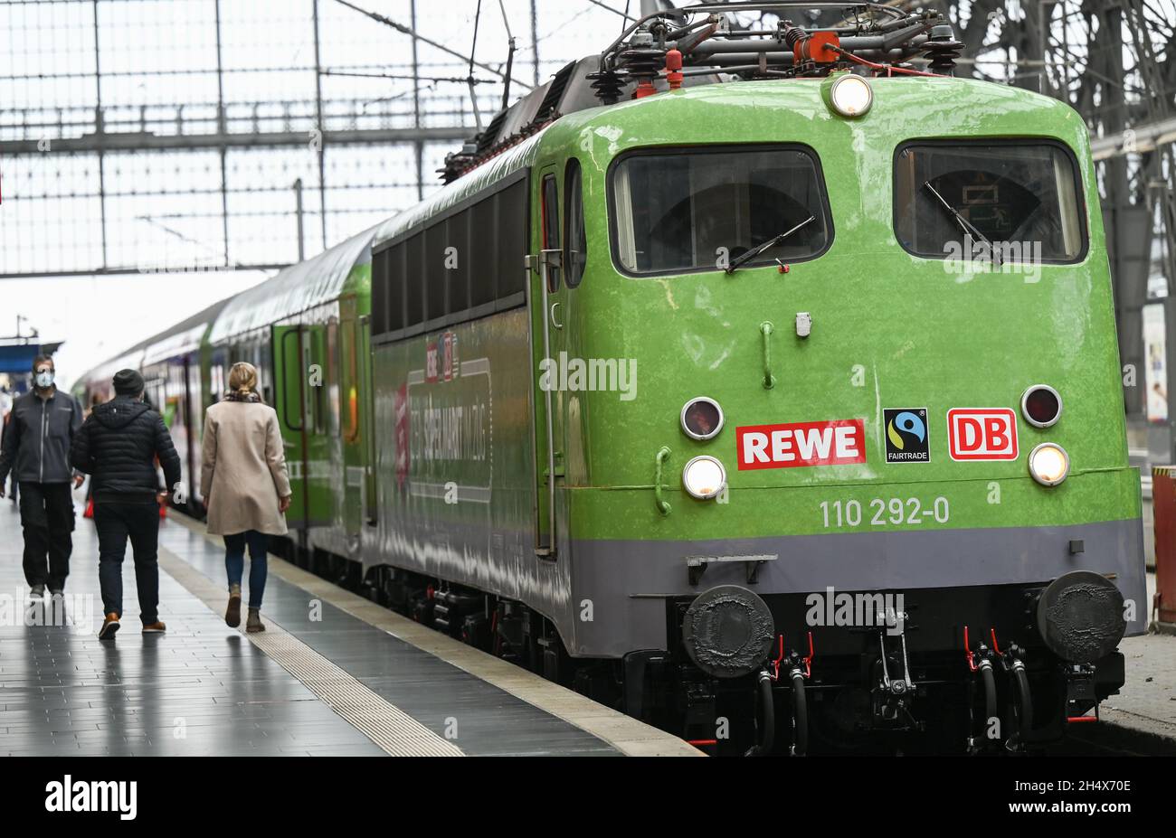 05 novembre 2021, Hessen, Francfort-sur-le-main: Des locomotives et des wagons du projet temporaire 'Fair Supermarket in a train' se tiennent sur une piste de la gare centrale de Francfort pendant la présentation.Le train du supermarché Fair est un supermarché entièrement fonctionnel avec des aliments issus du commerce équitable, biologiques et régionaux dans un train reconverti.Les partenaires sont Fairtrade, DB Regio et Rewe Region Mitte.Après le départ le 5 novembre 2021, le train traversera six villes de Hesse.Photo: Arne Dedert/dpa Banque D'Images