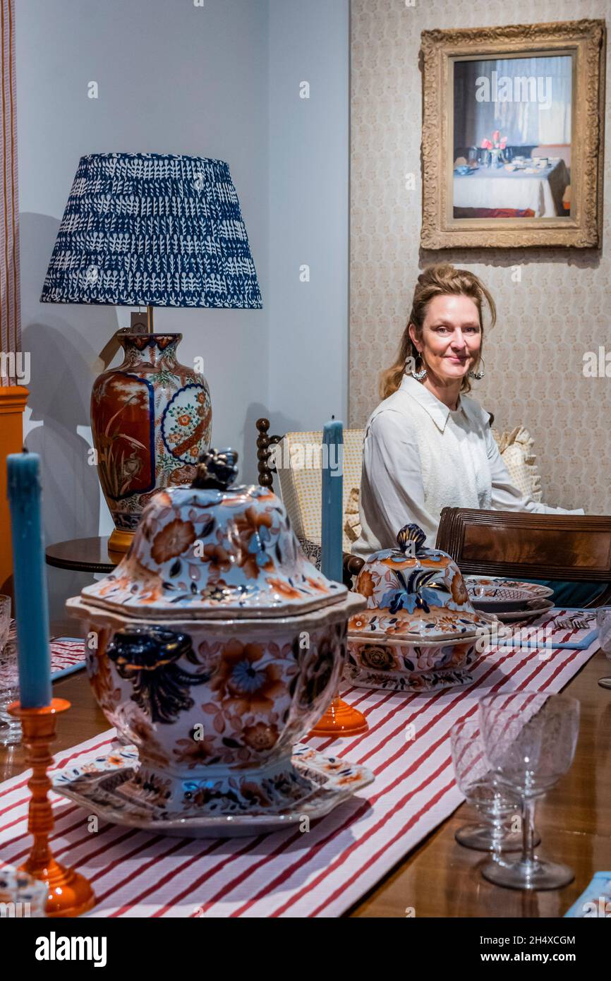 Londres, Royaume-Uni.5 novembre 2021.La graphiste anglaise Molly Mahon (photographiée avec la vignette de la salle à manger) de Christie's dévoilera sa collaboration avec Christie's pour l'édition d'automne du collectionneur à Londres.Composée de plus de 320 lots, cette vente en ligne a été ouverte pour les enchères le 2 novembre et se déroulera jusqu'au 16 novembre.Le collectionneur réunit les meilleurs meubles européens et anglais, la sculpture, la céramique, l'argent, les boîtes en or et les horloges du XVIIe au XIXe siècle.Crédit : Guy Bell/Alay Live News Banque D'Images