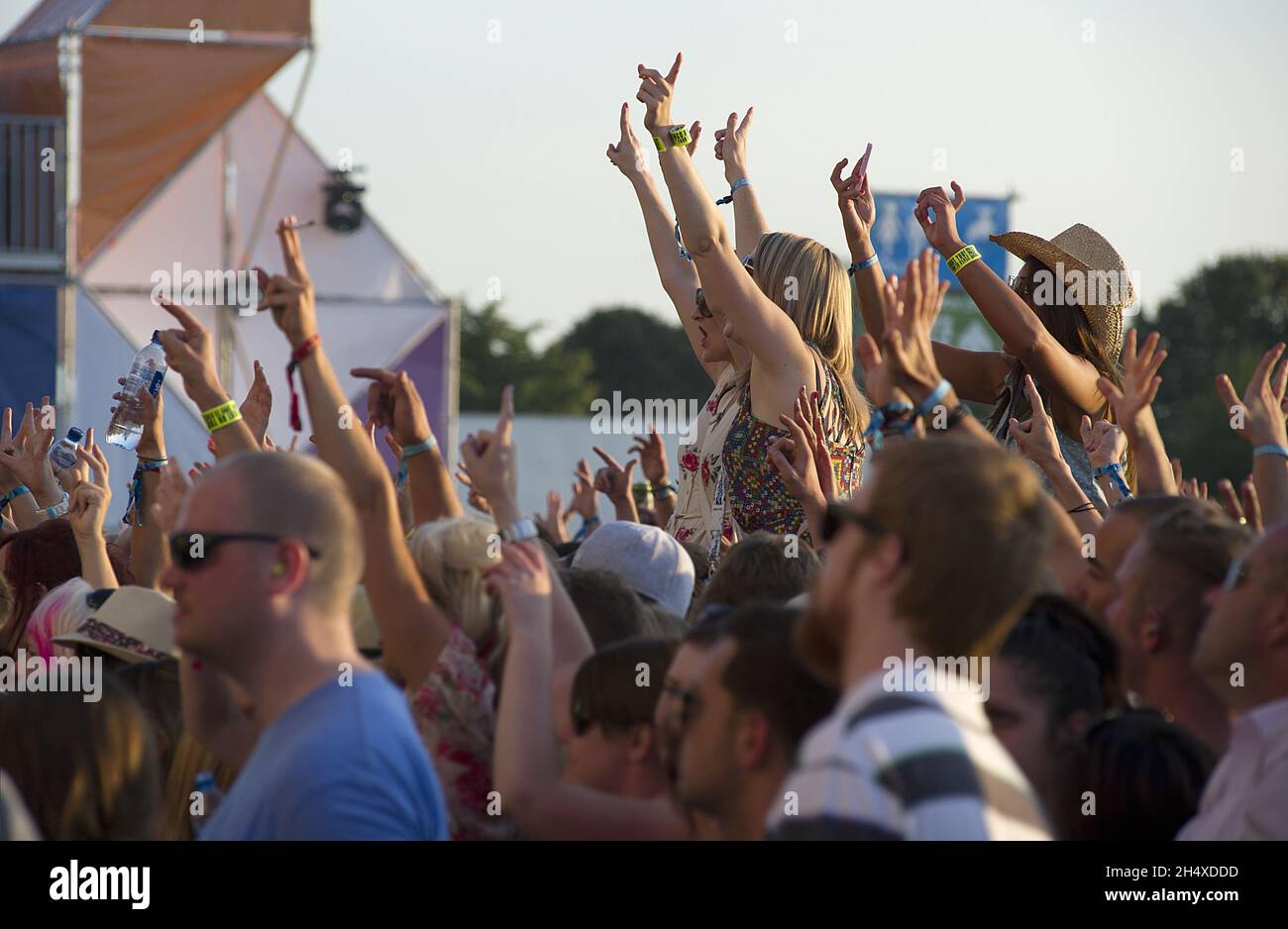 Festival Goers le deuxième jour du rassemblement mondial 2013 à l'aérodrome de long Marston à Stratford-upon-Avon. Banque D'Images