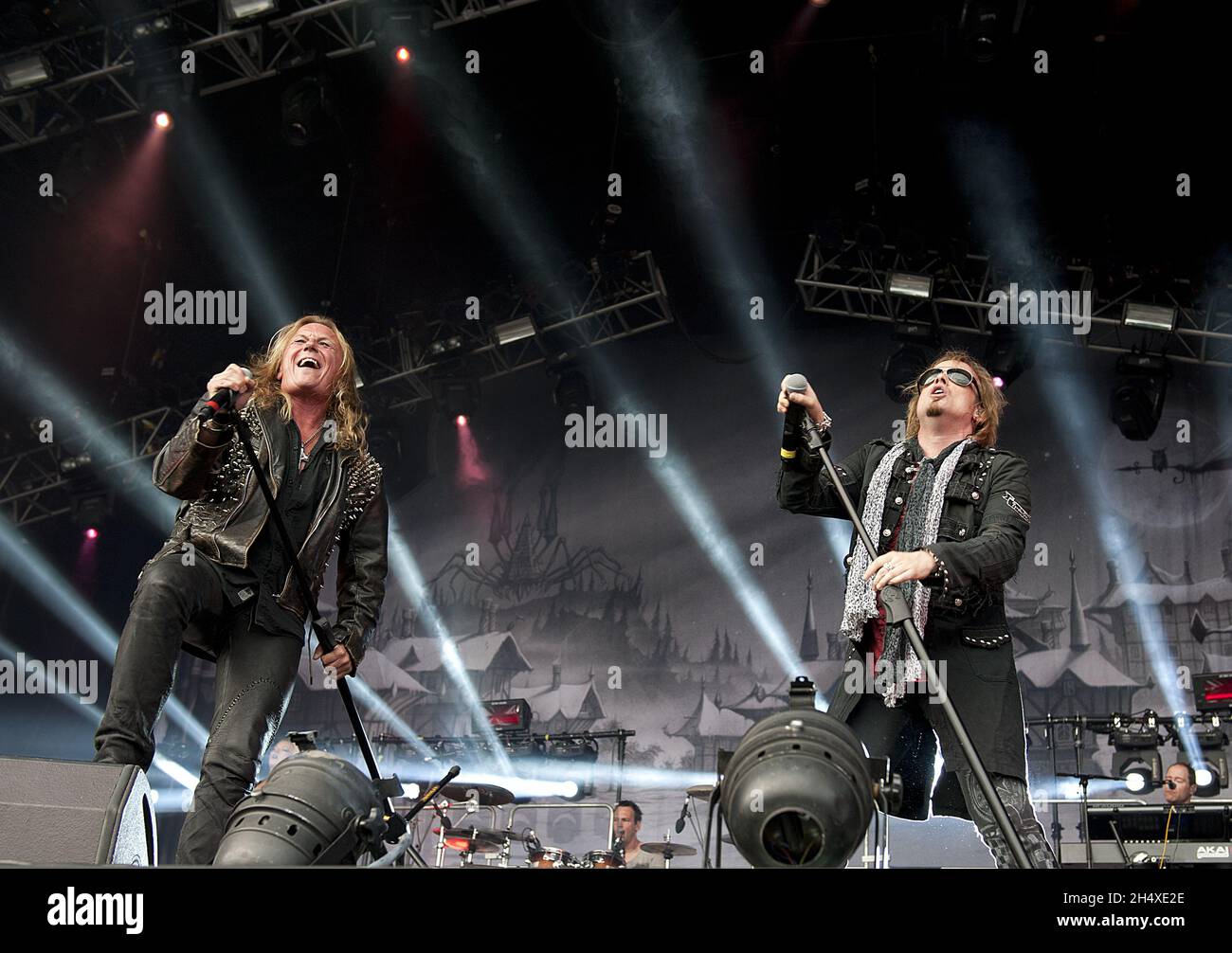 Tobias Sammet et Ronnie Atkins d'Avantasia se produit sur scène le deuxième jour au Bloodstock Open Air Festival 2013 à Catton Hall le 10 août 2013. Banque D'Images