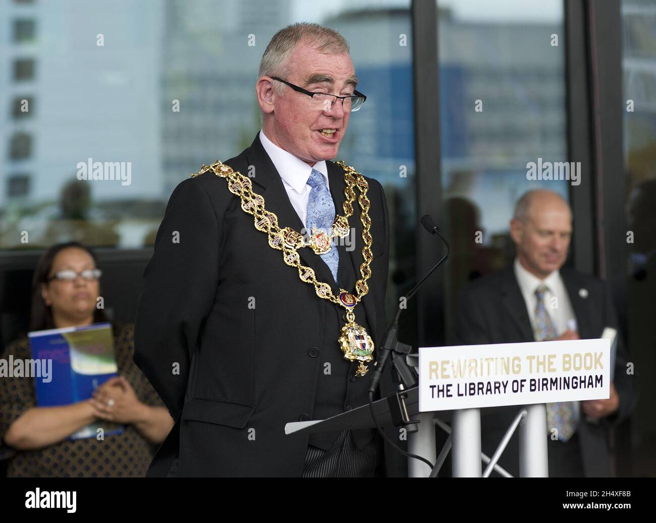 Lord Mayor of Birmingham, Cllr Mike Leedy prenant la parole le jour d'ouverture de la nouvelle Bibliothèque de Birminghamntenerary Square le 3 septembre 2013 - Birmingham Banque D'Images