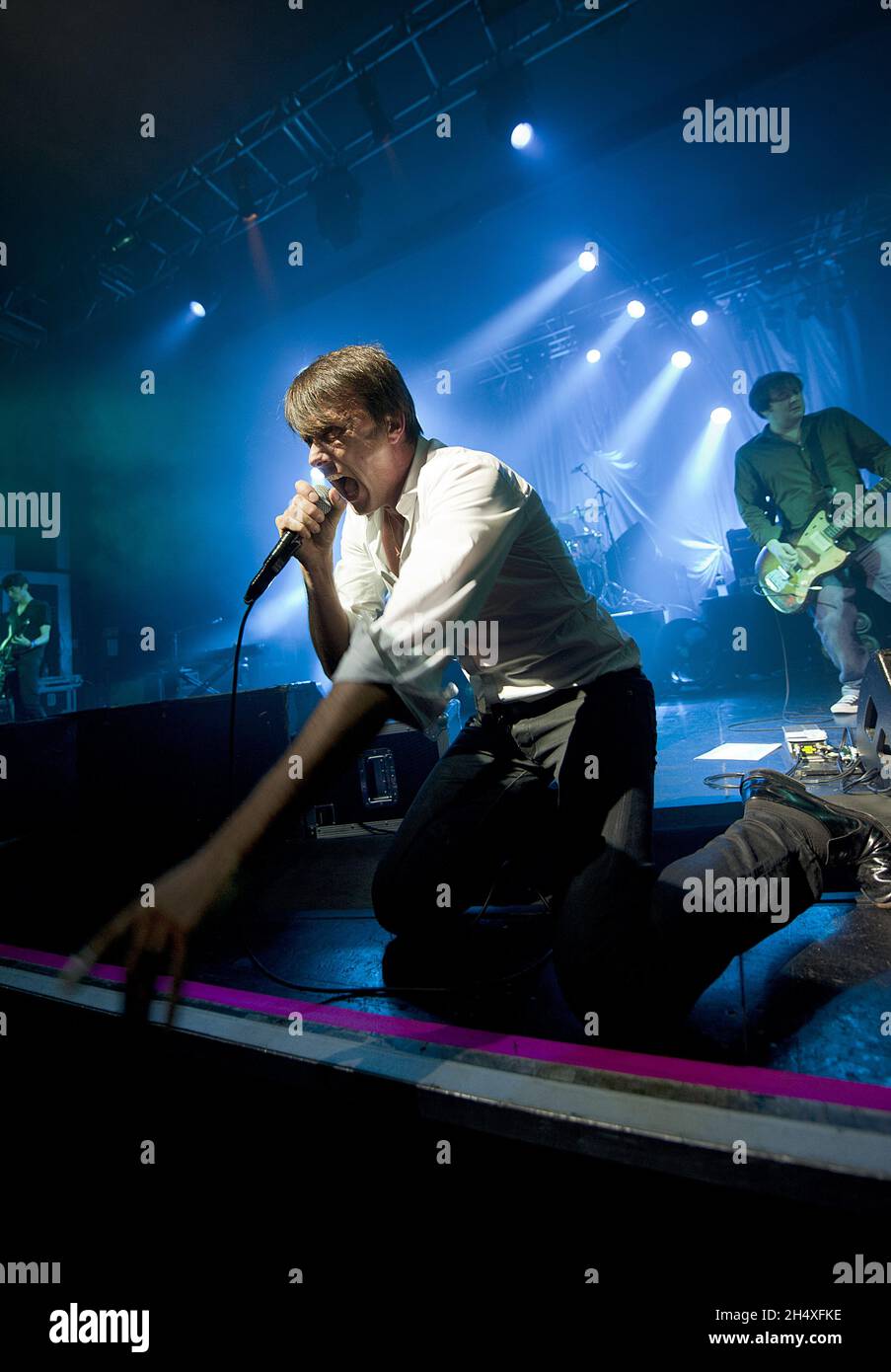 Brett Anderson de Suede se produit en direct sur scène à l'académie 02 de Birmingham. Banque D'Images