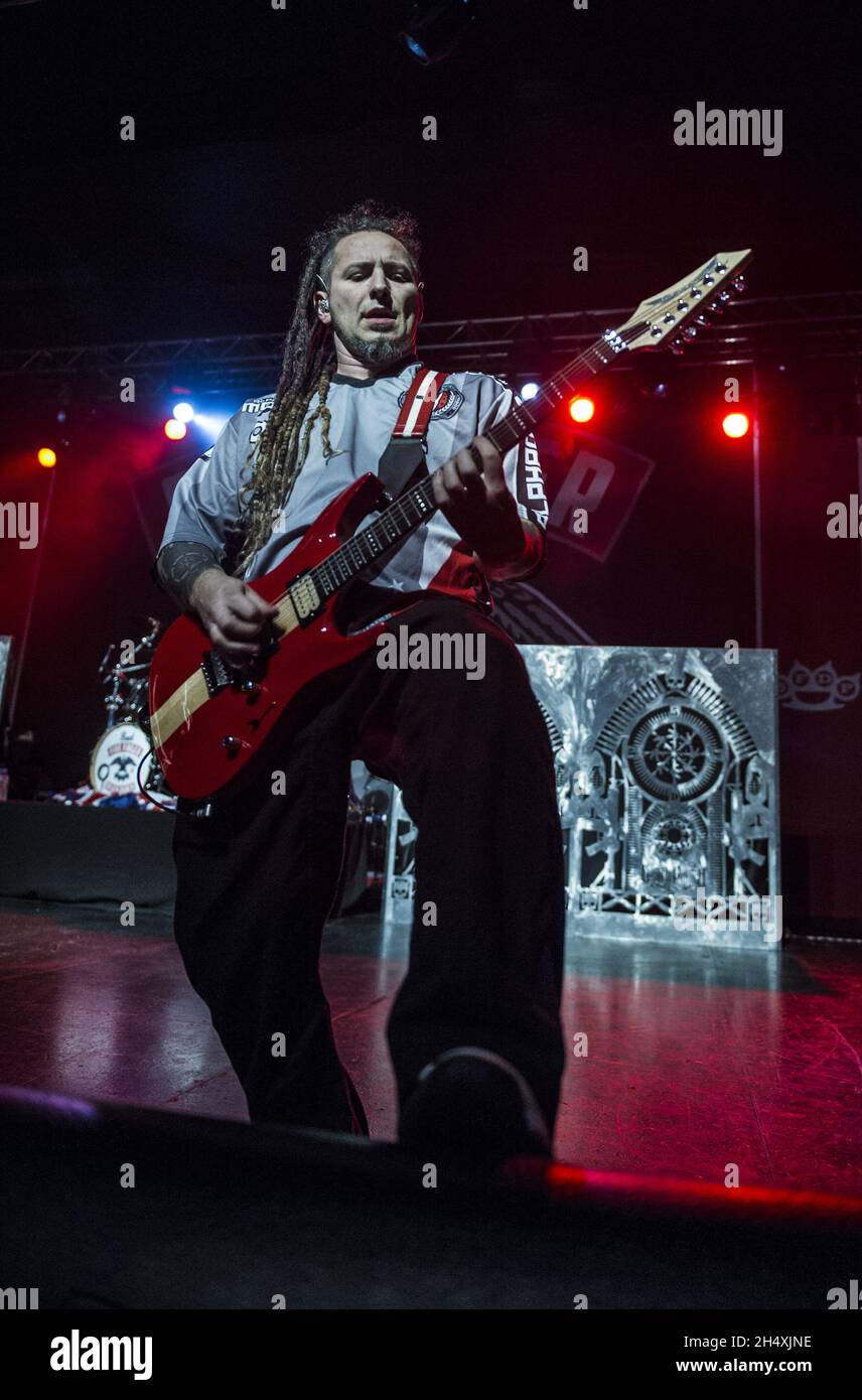 Zoltan Bathory of Five Finger Death Punch en direct sur scène le 28 mars 2014 à 02 Academy - Birmingham Banque D'Images