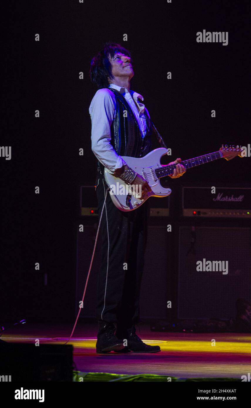 Jeff Beck est sur scène au Symphony Hall de Birmingham. Banque D'Images