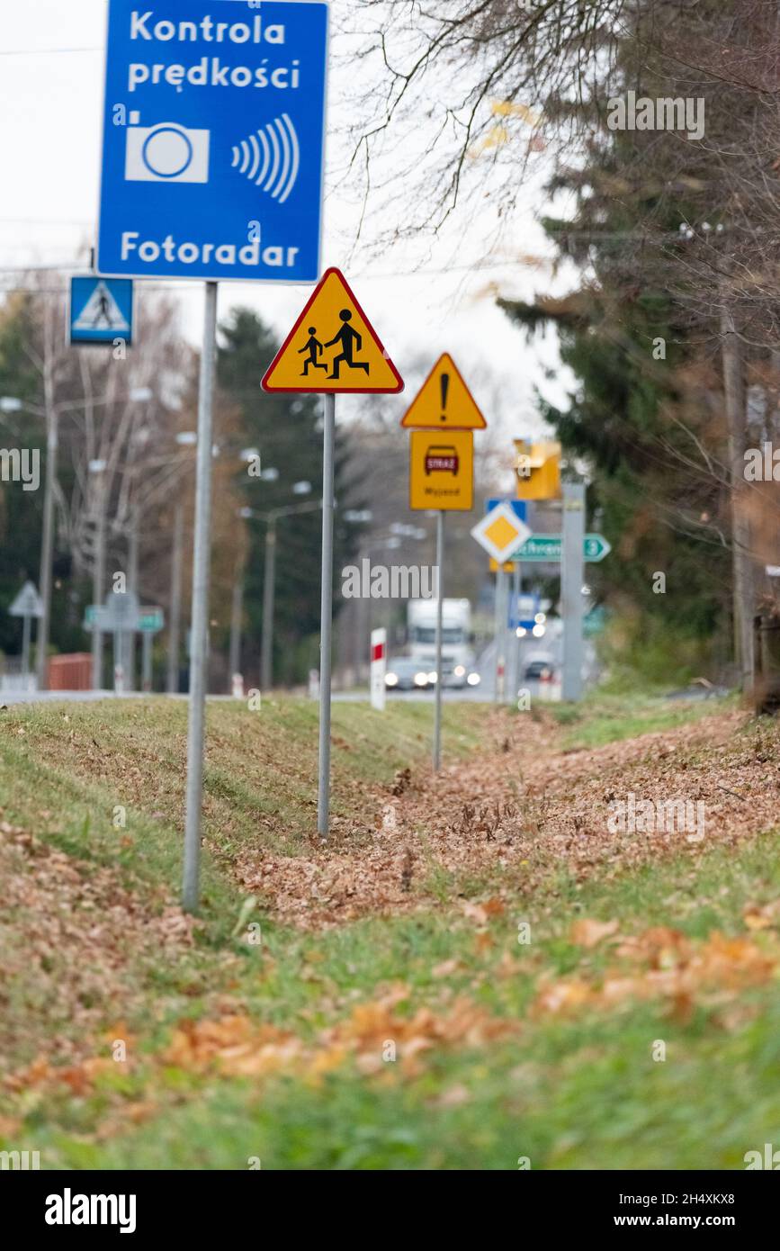 Szadki, Pologne - 5 novembre 2021 : caméra de vitesse au passage pour piétons devant l'intersection.Panneaux d'information sur la mesure de la vitesse dans Banque D'Images