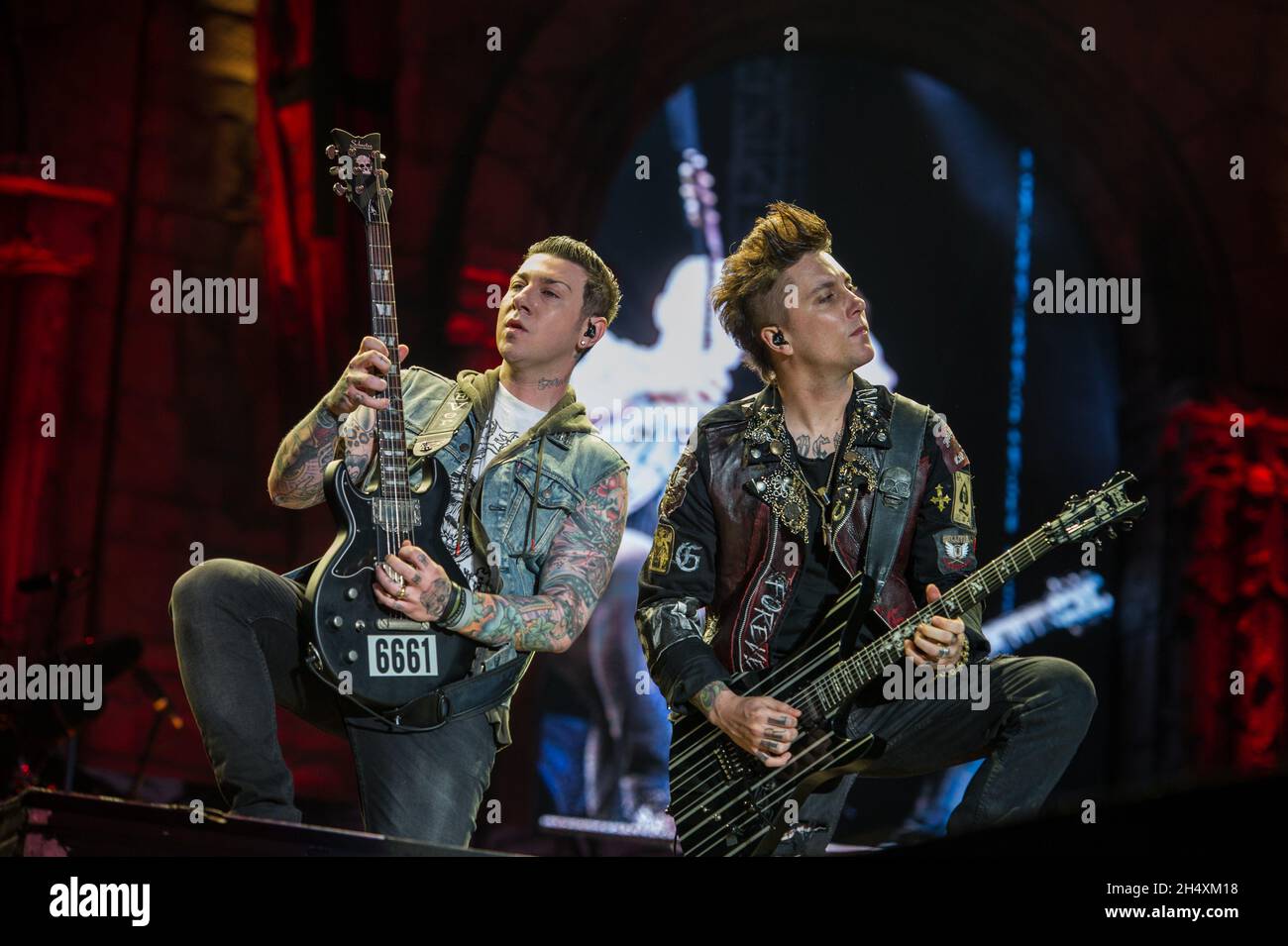 Synyster Gates et Zacky Vengeance of Avengé Sevenfold en direct sur scène pendant la première journée du Download Festival à Donington Park. Banque D'Images