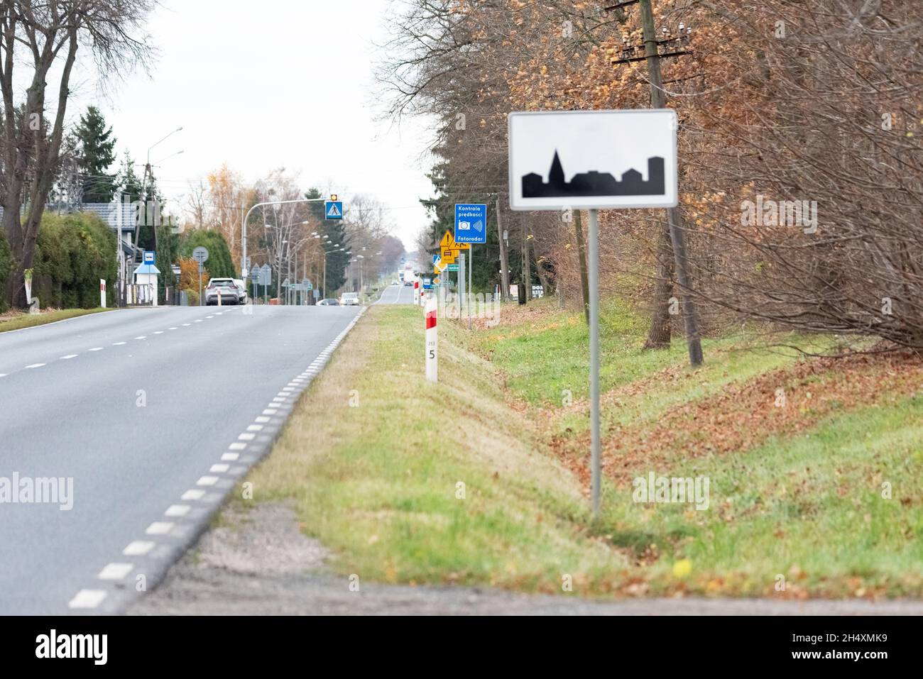 Szadki, Pologne - 5 novembre 2021 : caméra de vitesse au passage pour piétons devant l'intersection.Panneaux d'information sur la mesure de la vitesse dans Banque D'Images