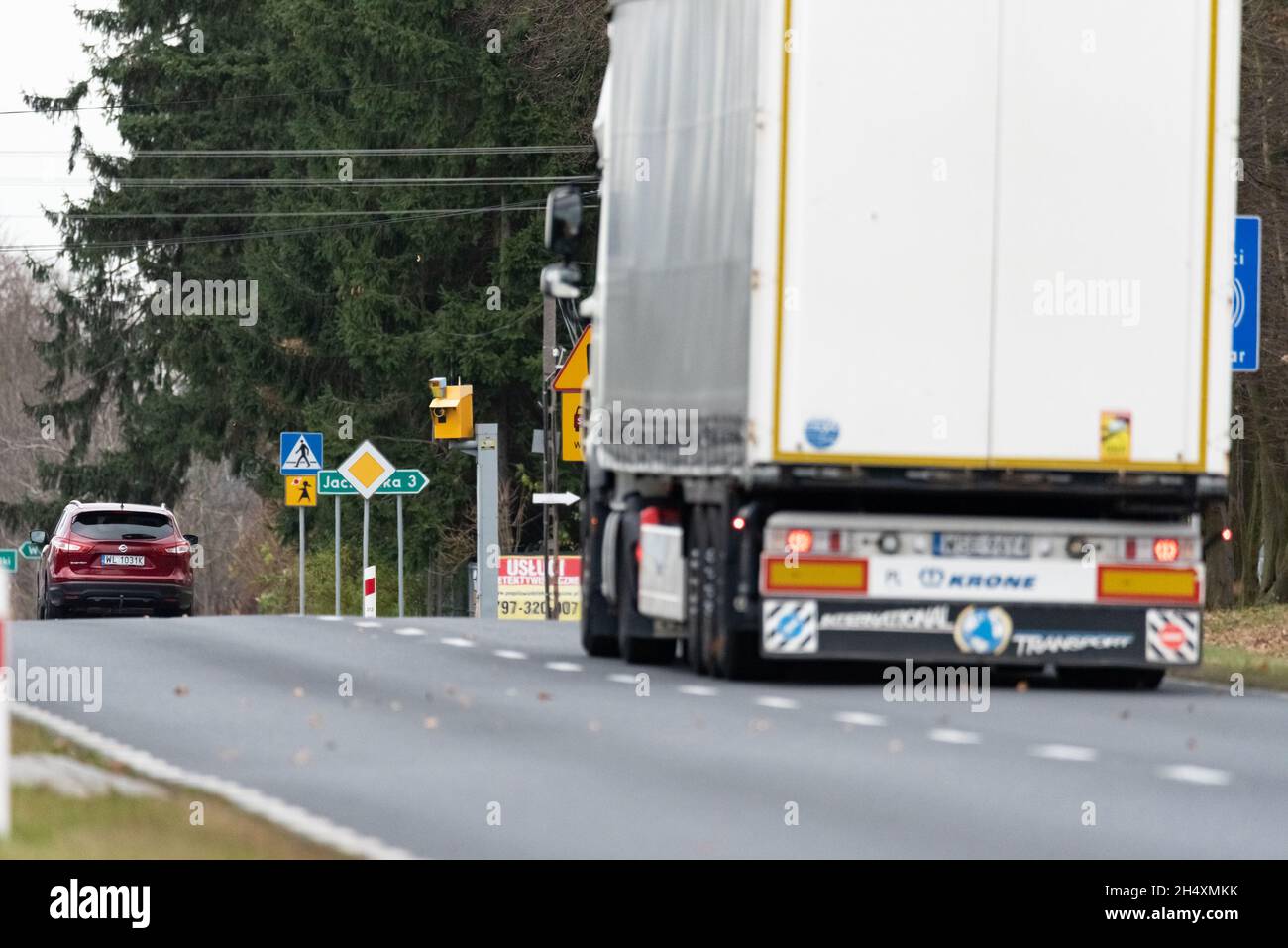 Szadki, Pologne - 5 novembre 2021 : caméra de vitesse au passage pour piétons devant l'intersection.Panneaux d'information sur la mesure de la vitesse dans Banque D'Images