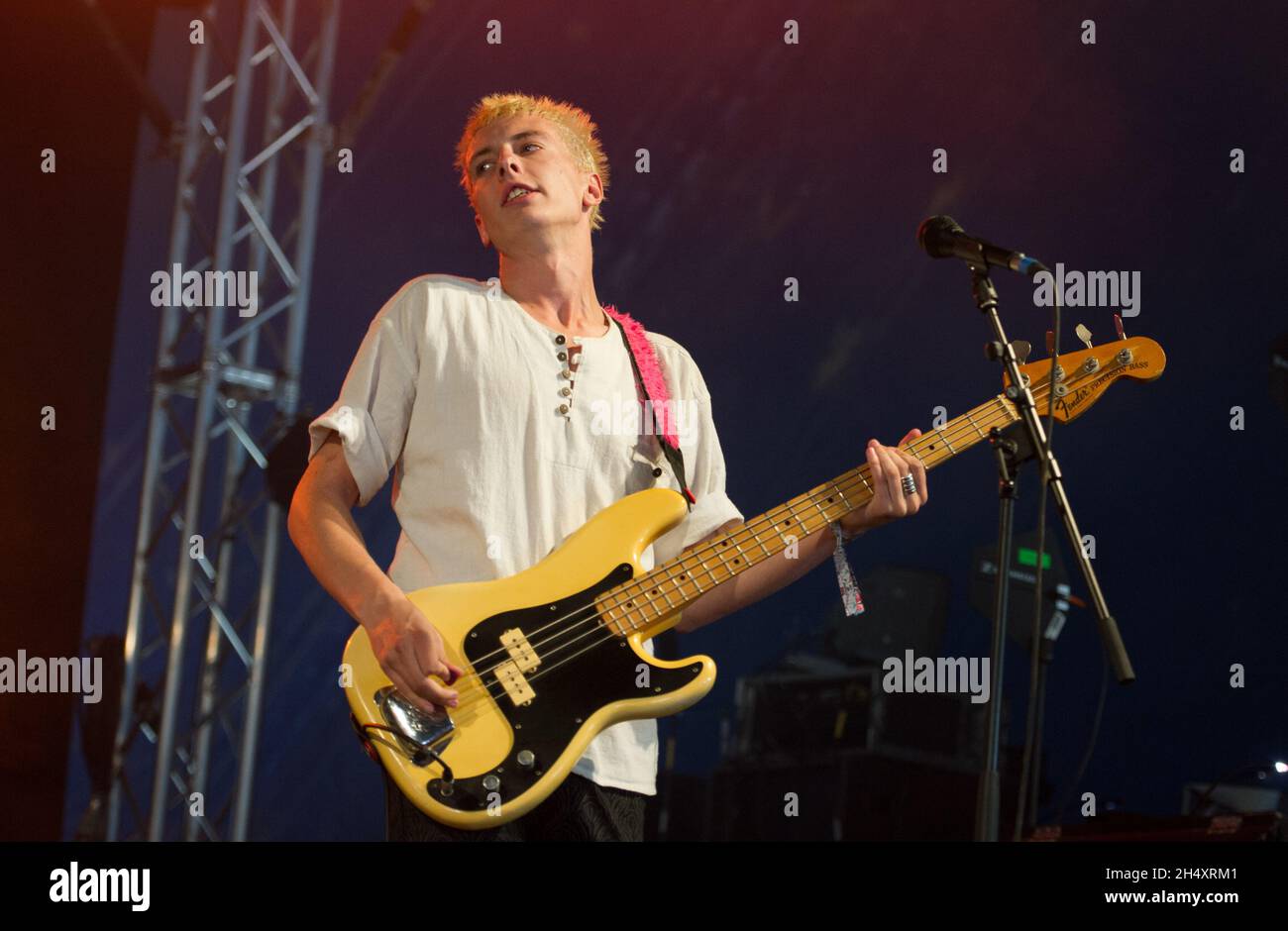 Theo Ellis de Wolf Alice vit sur scène le jour 3 au Leeds Festival le 24 août 2014 à Bramham Park, Leeds Banque D'Images