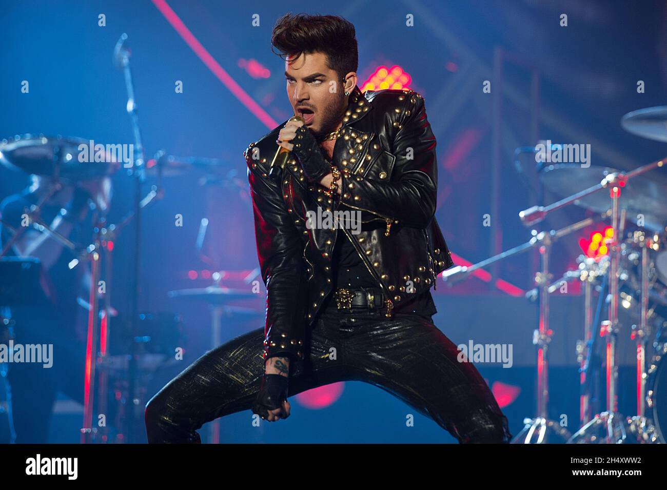 Adam Lambert vit sur scène à la Barclaycard Arena le 23 janvier 2015 à Birmingham, en Angleterre. Banque D'Images