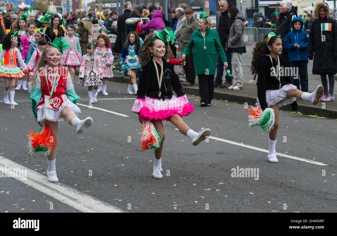 Parade de la Saint-Patrick à Digbeth, dans le quartier irlandais, le 15 mars 2015 à Birmingham, au Royaume-Uni Banque D'Images
