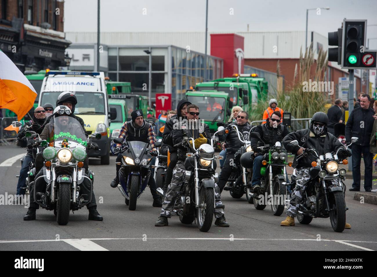 Parade de la Saint-Patrick à Digbeth, dans le quartier irlandais, le 15 mars 2015 à Birmingham, au Royaume-Uni Banque D'Images