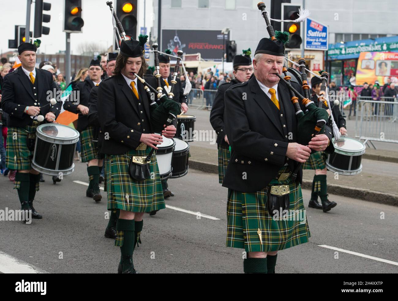 Parade de la Saint-Patrick à Digbeth, dans le quartier irlandais, le 15 mars 2015 à Birmingham, au Royaume-Uni Banque D'Images