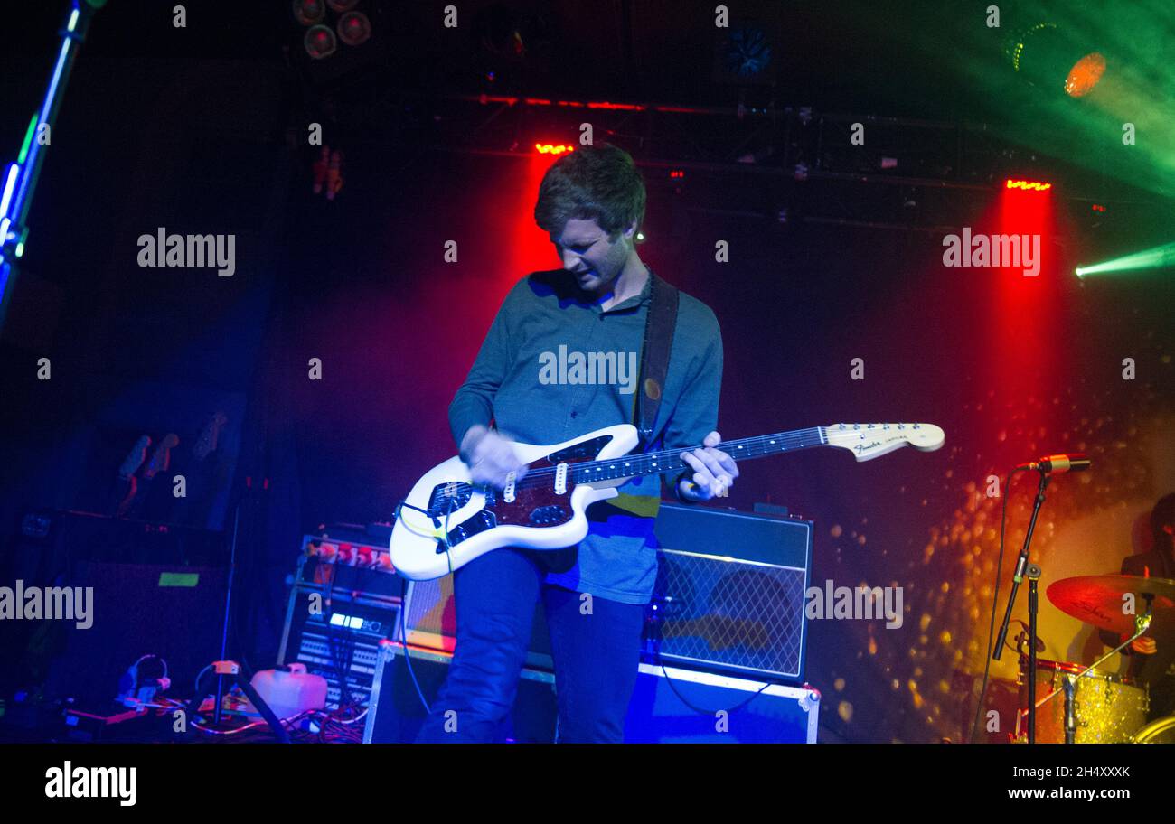 Joff Oddie de Wolf Alice se présentant en direct sur scène à l'Institut le 31 mars 2015 à Birmingham, Royaume-Uni Banque D'Images