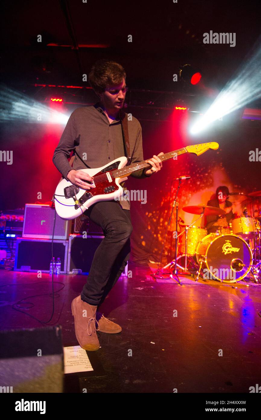 Joff Oddie de Wolf Alice se présentant en direct sur scène à l'Institut le 31 mars 2015 à Birmingham, Royaume-Uni Banque D'Images