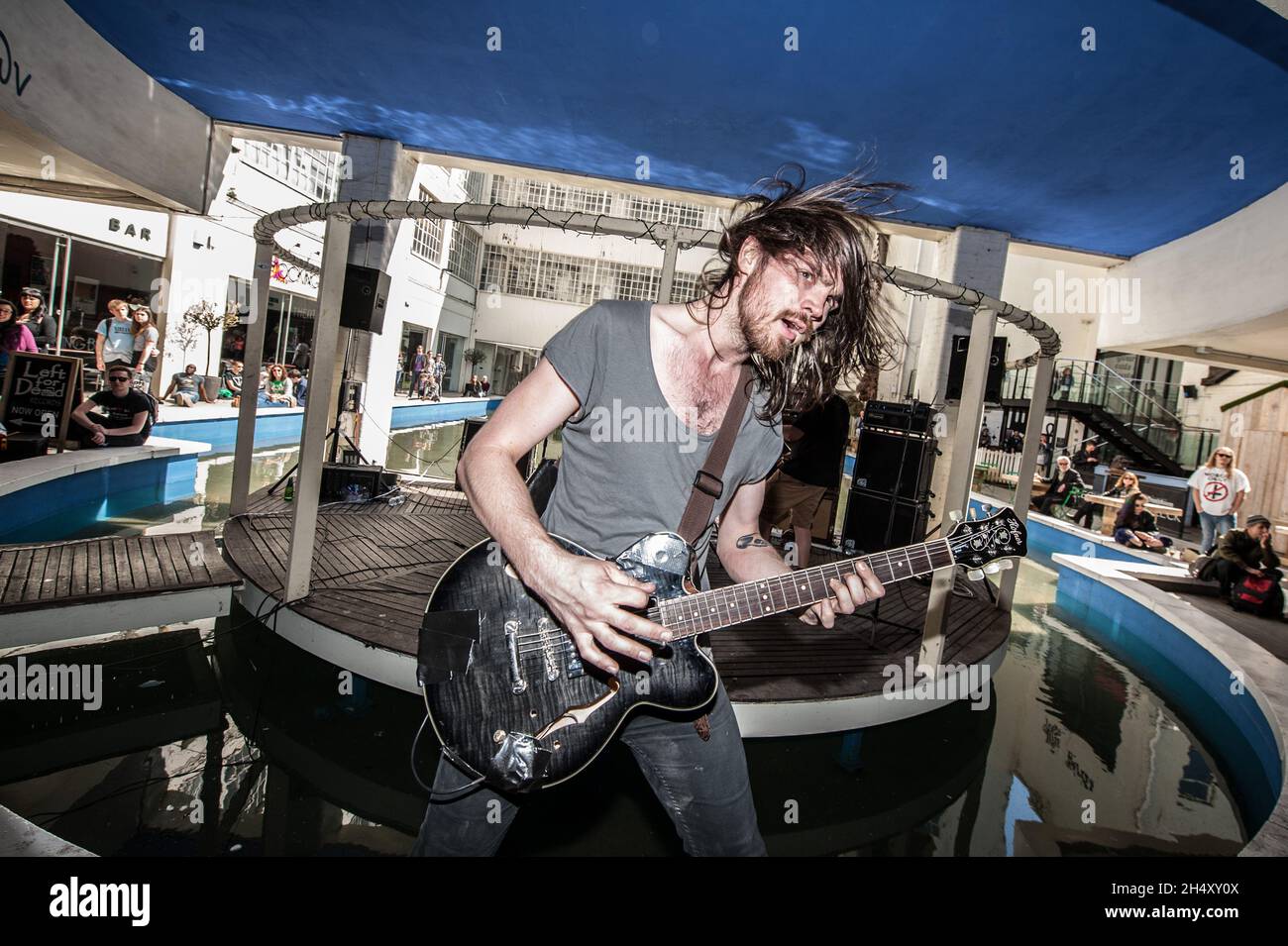 Baby Godzilla Se Presentant Sur Scene Dans Le Cadre Des Evenements Du Record Store Day A La Custard Factory Le 18 Avril 15 A Birmingham Au Royaume Uni Photo Stock Alamy