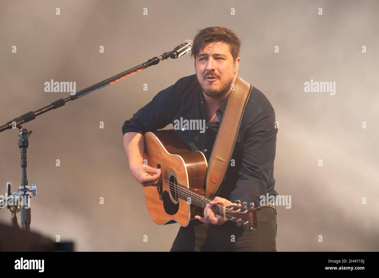 Marcus Mumford de Mumford et ses fils vivent sur scène au festival Gentlemen of the Road le 01 2015 août à Aviemore, en Écosse, au Royaume-Uni Banque D'Images