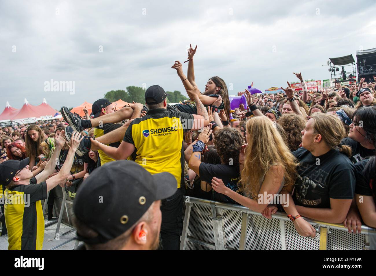 Crowdsurfers au festival Bloodstock le 07 2015 août à Catton Hall, Derbyshire, Royaume-Uni Banque D'Images