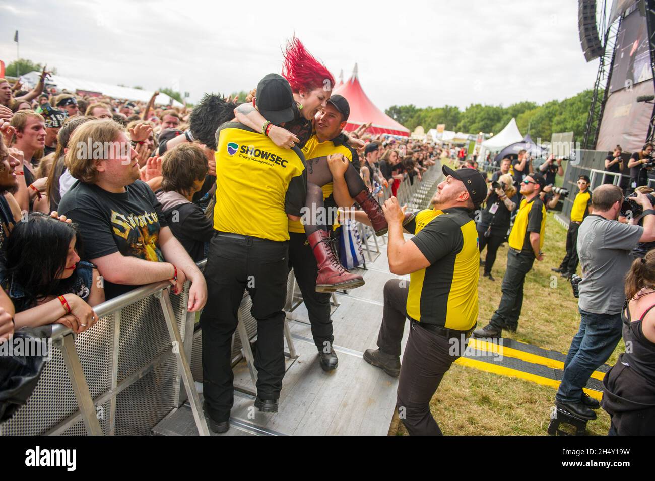 Crowdsurfers au festival Bloodstock le 07 2015 août à Catton Hall, Derbyshire, Royaume-Uni Banque D'Images