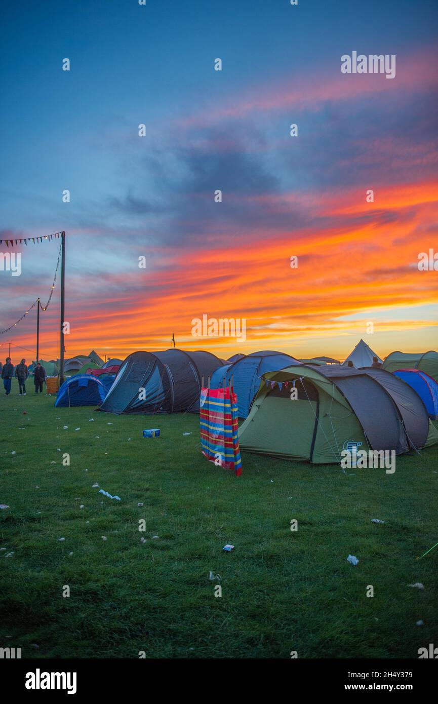 Vue sur le camping avec le ciel de coucher de soleil en arrière-plan le deuxième jour du Leeds Festival le 29 2015 août à Bramham Park, Yorkshire, Royaume-Uni Banque D'Images