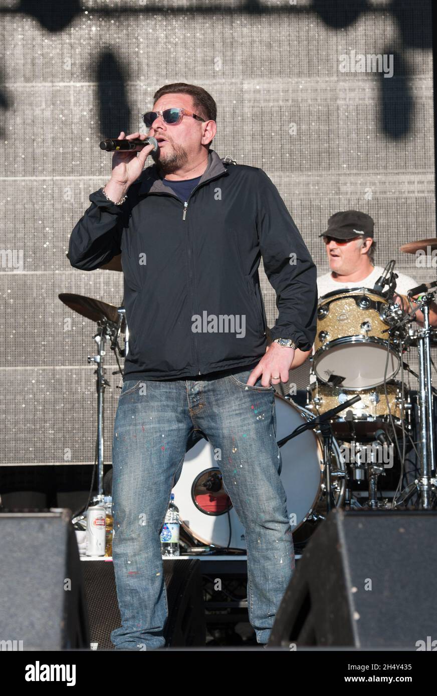 Shaun Ryder of Black Grape, en direct sur scène le jour 3 du Festival n° 6 le 06 septembre 2015 à Portmeirion, pays de Galles, Royaume-Uni Banque D'Images