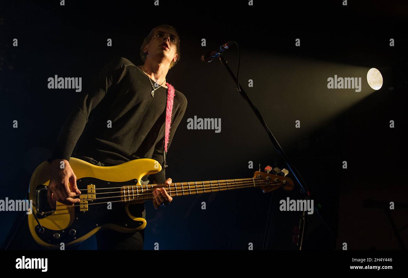 Theo Ellis de Wolf Alice se présentant en direct sur scène à l'Institut le 17 2015 septembre à Birmingham, Royaume-Uni Banque D'Images