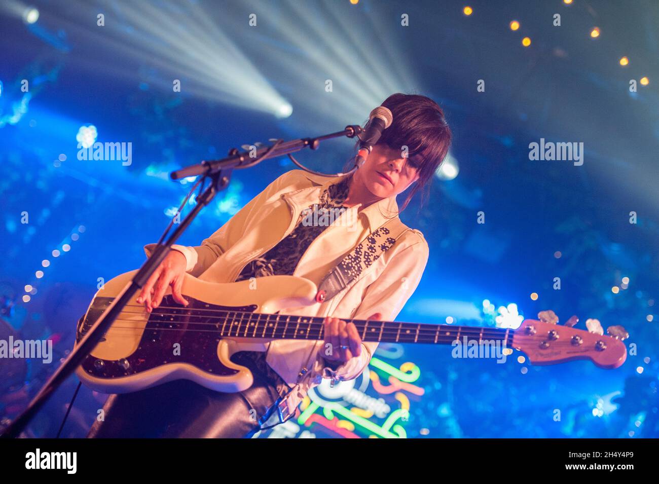 Simone Butler de Primal Scream se forme en direct sur scène le 1er jour de 6 Music Festival à Motion le 12 2016 février à Bristol, Royaume-Uni Banque D'Images