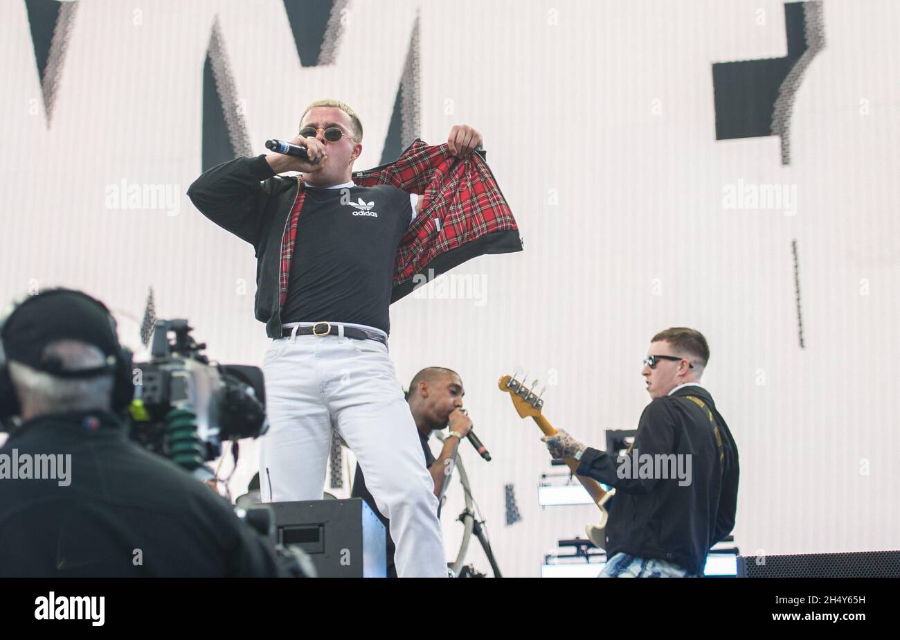 Chase & Status est accompagné par Laurie Vincent et Isaac Holman des esclaves qui se présentent en direct sur scène le premier jour de la BBC Big Weekend le 28 mai 2016 au château de Powderham, Exeter Banque D'Images