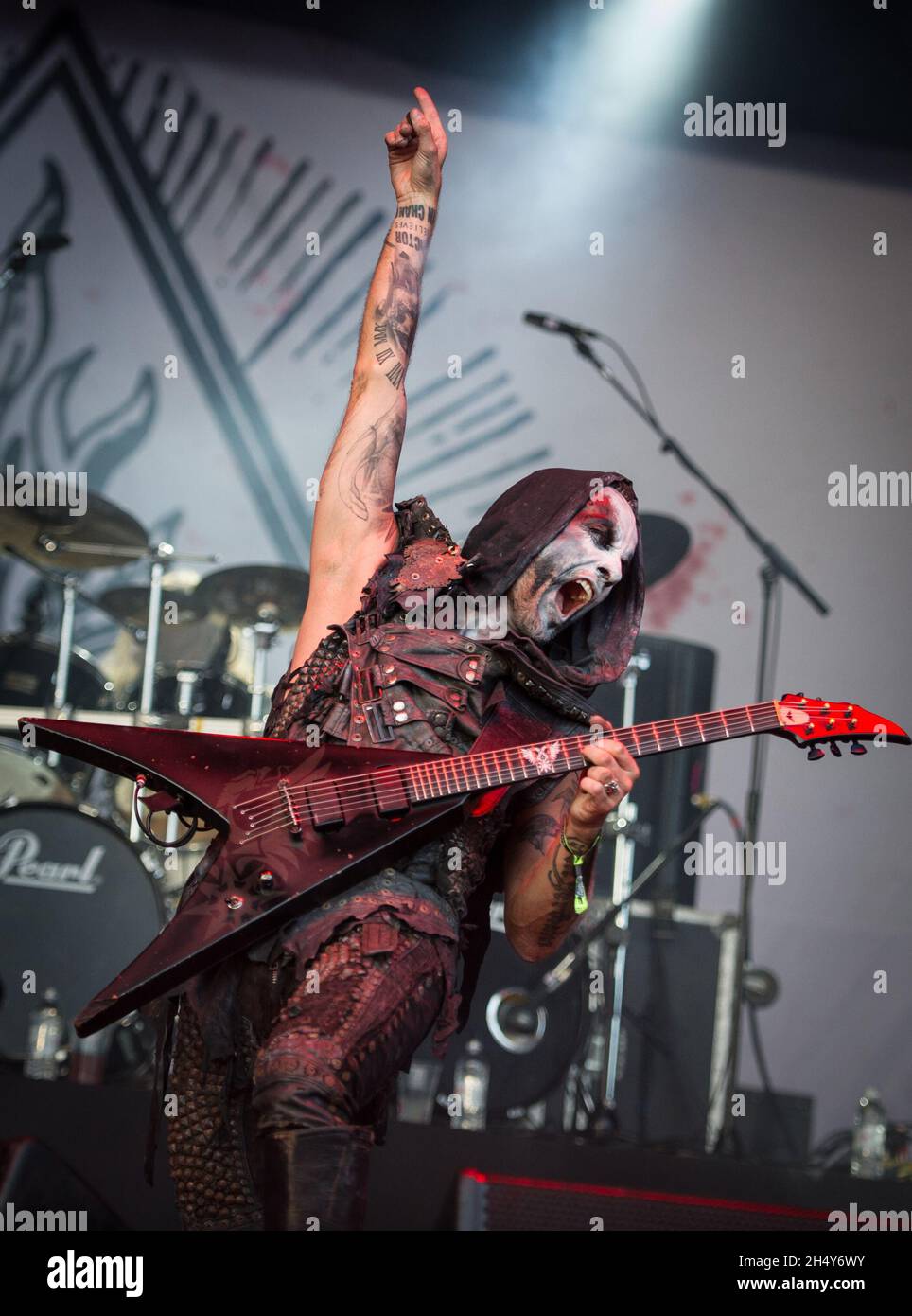 Adam Darski, de Behemoth, se présentant en direct sur scène au festival Bloodstock le 12 2016 août à Catton Hall, Royaume-Uni. Banque D'Images