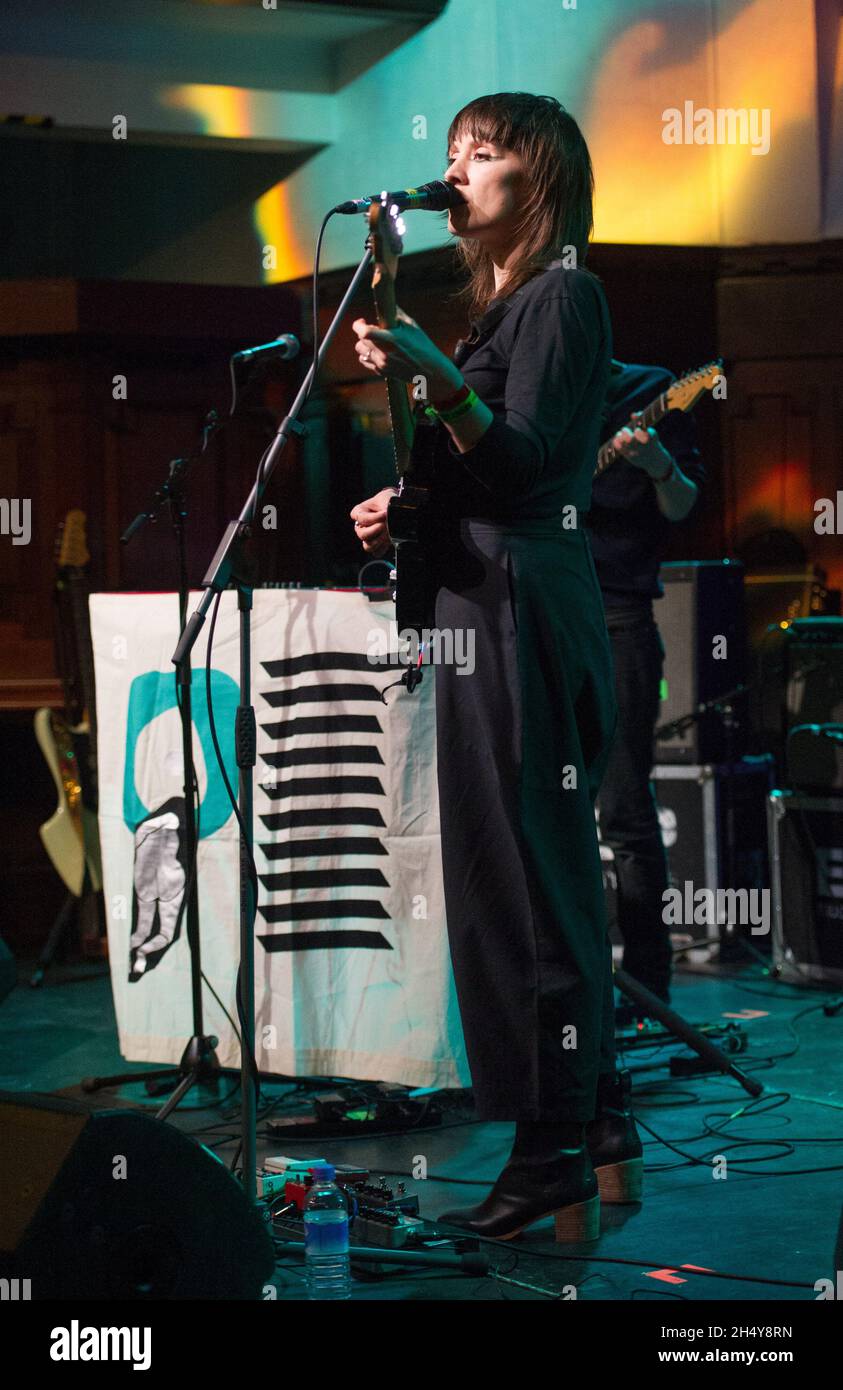 Cate le bon se présente sur scène lors du 6Music Festival 2017 à St. Luke's à Glasgow, Royaume-Uni.Date de la photo: Vendredi 24 mars 2017.Crédit photo : Katja Ogrin/ EMPICS Entertainment. Banque D'Images