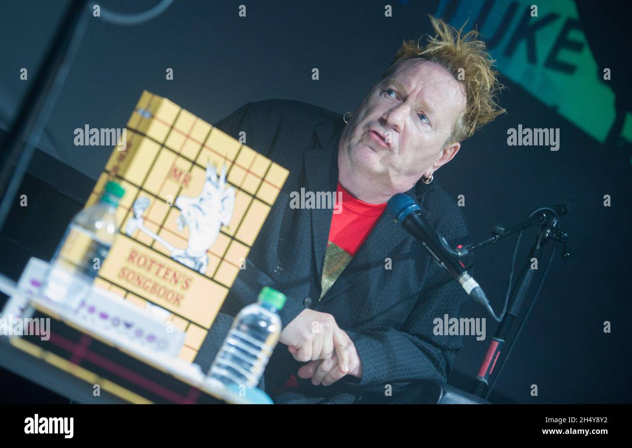 John Lydon en conversation avec Mark Radcliffe lors du 6Music Festival 2017 à Tramway à Glasgow, Royaume-Uni.Date de la photo: Samedi 25 mars 2017.Crédit photo : Katja Ogrin/ EMPICS Entertainment. Banque D'Images