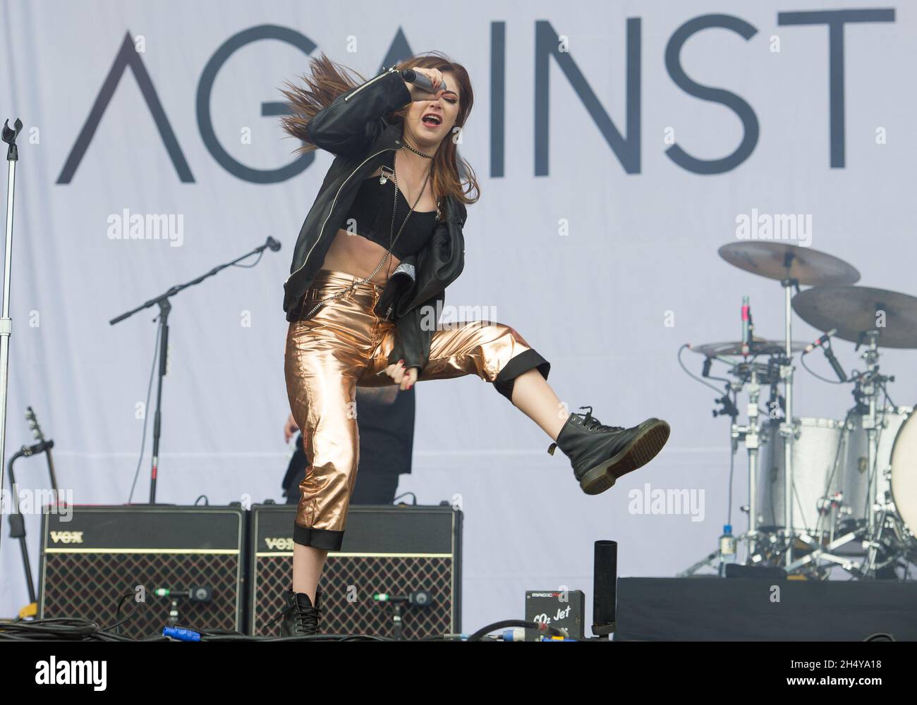 Chrissy Costanza of Against, en direct sur scène lors du Leeds Festival 2017 à Bramham Park, Yorkshire, Royaume-Uni.Date de la photo: Vendredi 25 août 2017.Crédit photo : Katja Ogrin/ EMPICS Entertainment. Banque D'Images