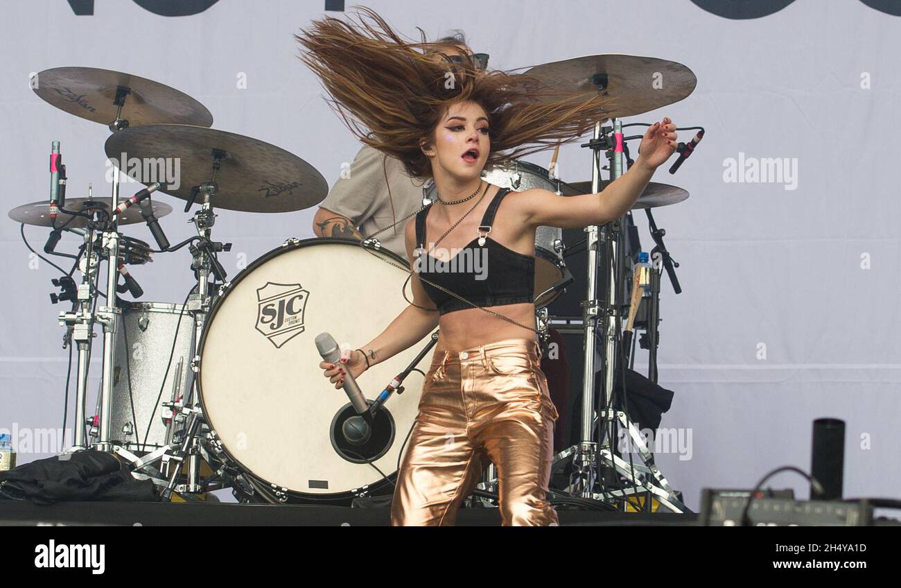 Chrissy Costanza of Against, en direct sur scène lors du Leeds Festival 2017 à Bramham Park, Yorkshire, Royaume-Uni.Date de la photo: Vendredi 25 août 2017.Crédit photo : Katja Ogrin/ EMPICS Entertainment. Banque D'Images